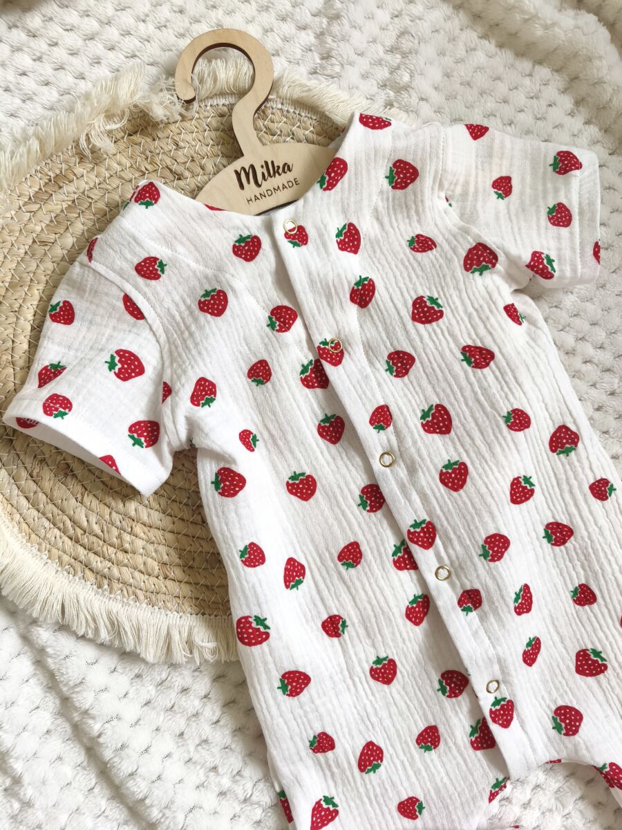 Rampers muślinowy w truskawki na białym tle - obrazek 4