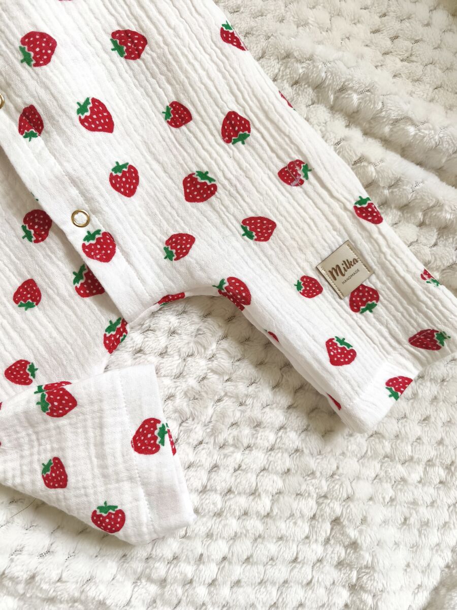 Rampers muślinowy w truskawki na białym tle - obrazek 3