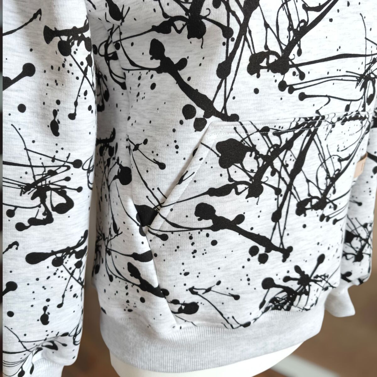 Bluza chłopięca kleksy na szarym - obrazek 4