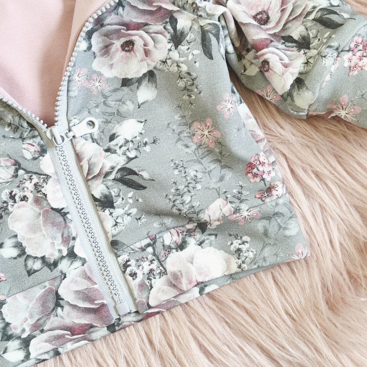 Kurtka dresowa dla dziewczynki lovely flowers - obrazek 3